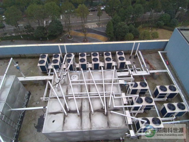 航拍学校屋顶空气能热水工程