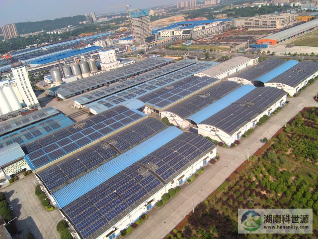 航拍屋顶太阳能光伏发电系统