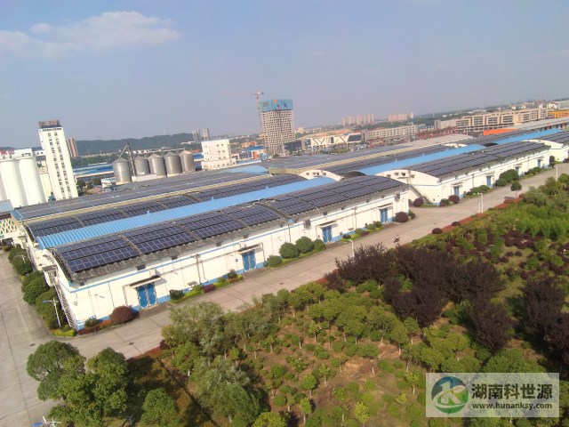 航拍屋顶太阳能光伏发电系统