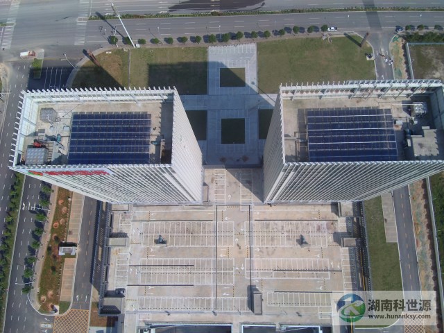 航拍屋顶太阳能热水系统工程