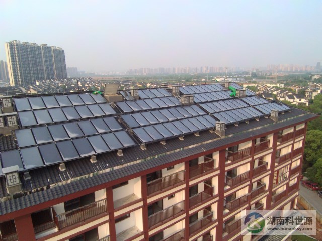 斜屋顶平板太阳能集热系统