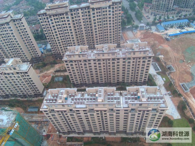 俯视屋顶一体式太阳能热水器