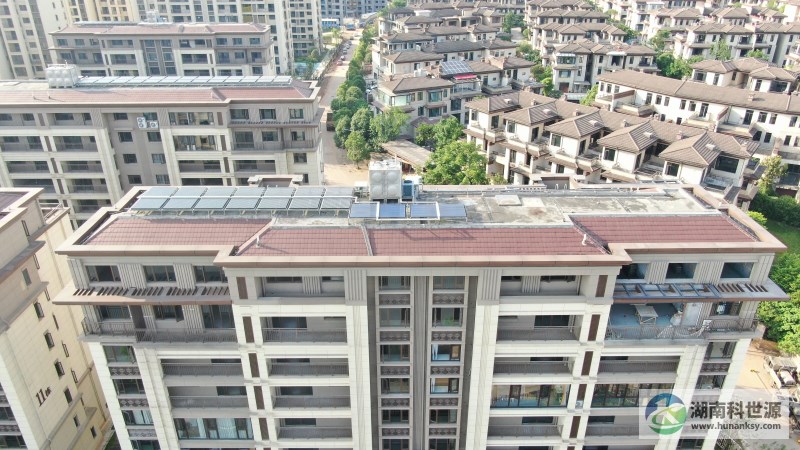 航拍屋顶太阳能热水系统