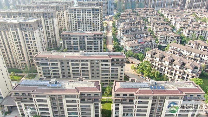 航拍屋顶太阳能热水系统