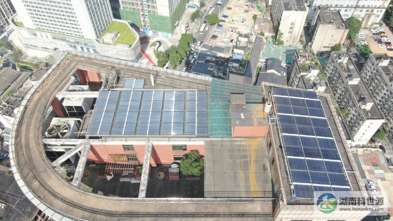 航拍屋顶太阳能热水系统
