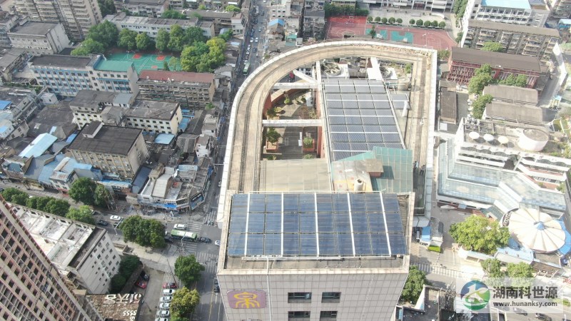 航拍屋顶太阳能热水系统