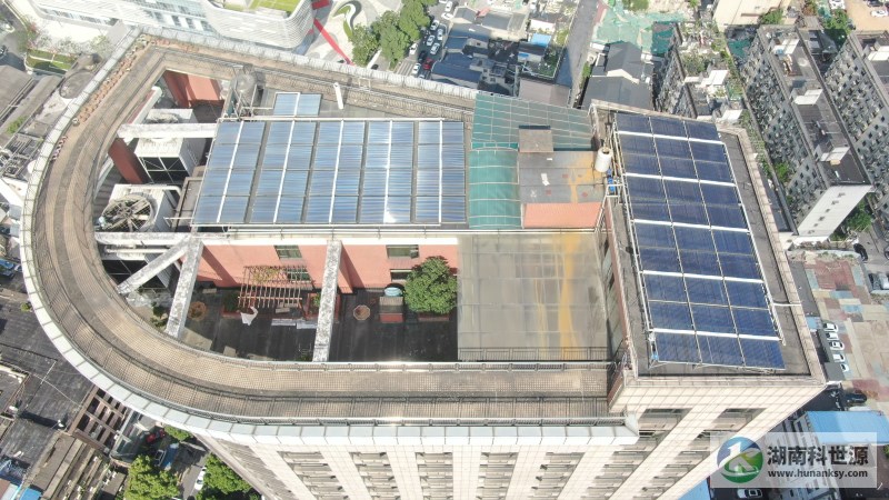 航拍屋顶太阳能热水系统