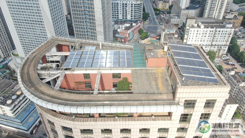 航拍屋顶太阳能热水系统