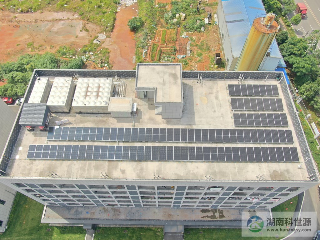 厂房屋顶光伏发电航拍图